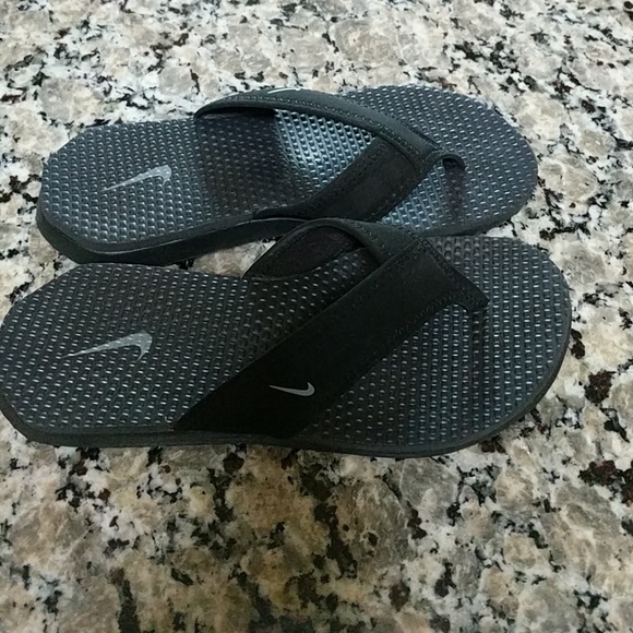 boys flip flops size 7